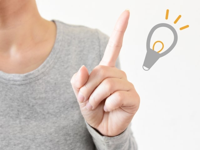人差し指を立てる人と電球のロゴ