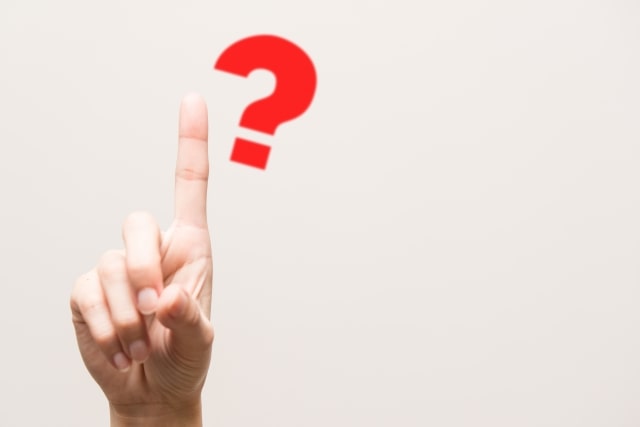 目下から映り込む肌の綺麗な女性